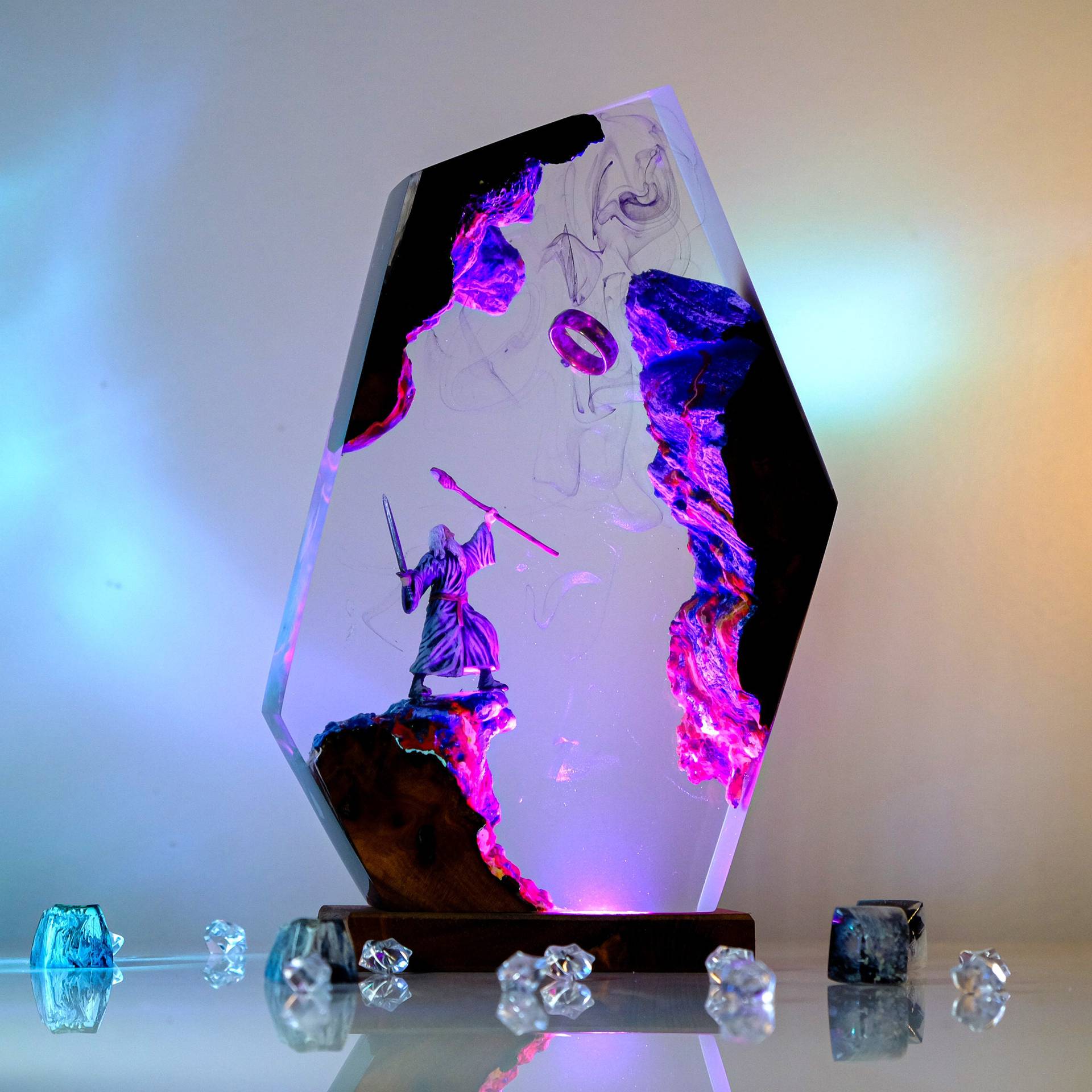 Настольная лампа-фигурка из см – обзор и цена Desk Setup Decor